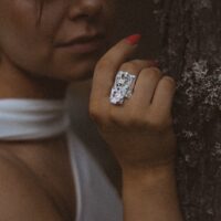 Loimu korusarjan näyttävä sormus